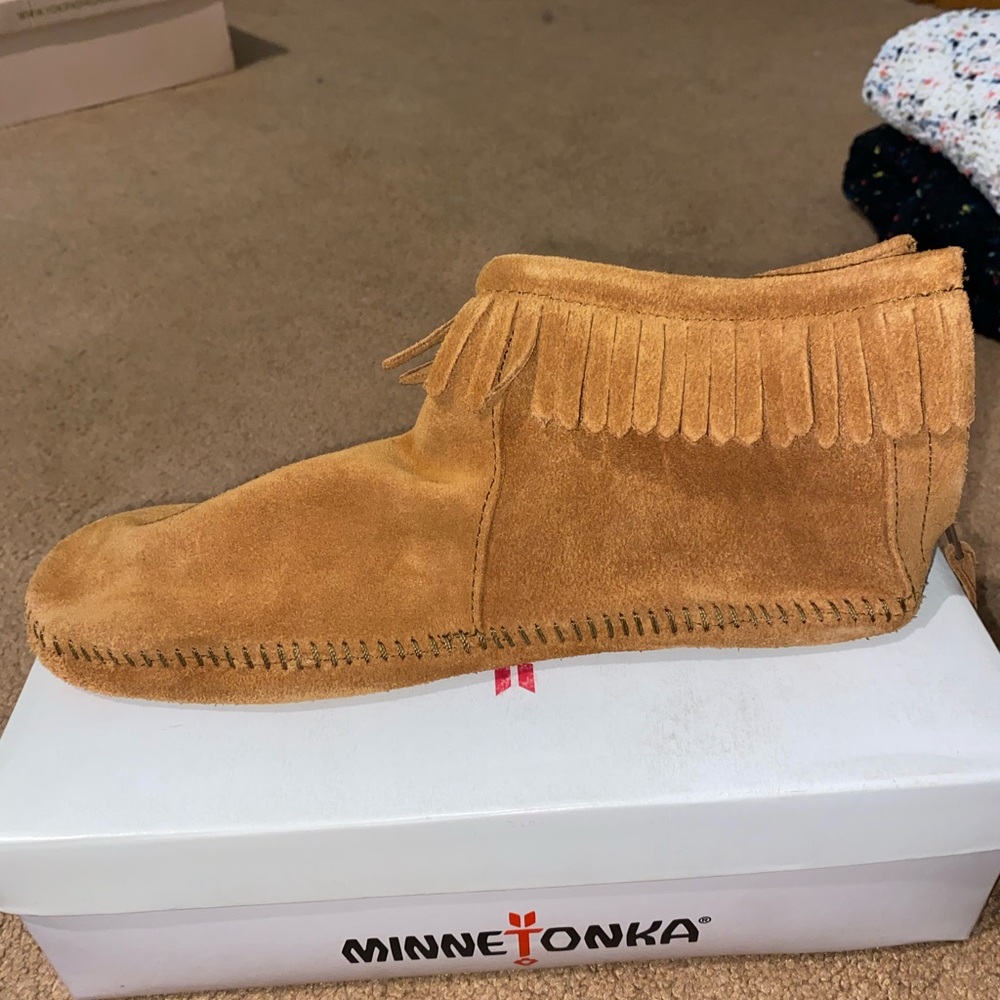 minnetonka shoes size 10